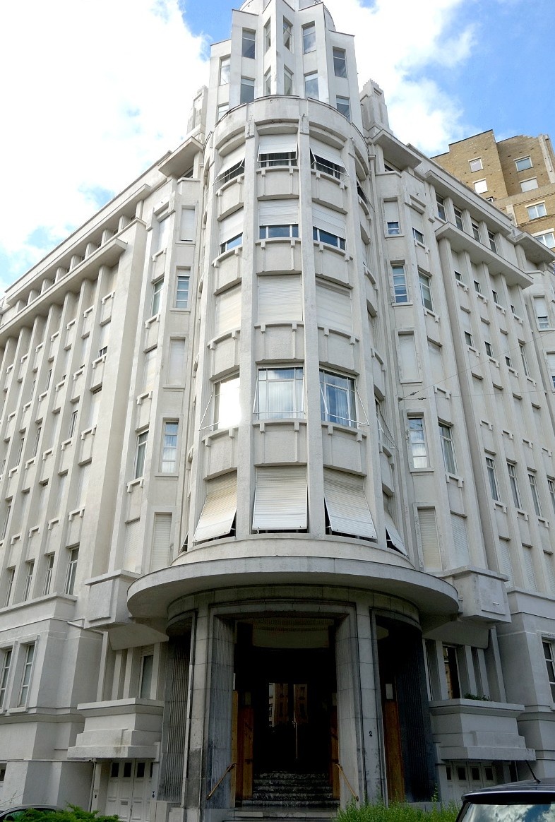 "Дворец безумной песни", архитектор -Антуан Куртенс, 1928-1931