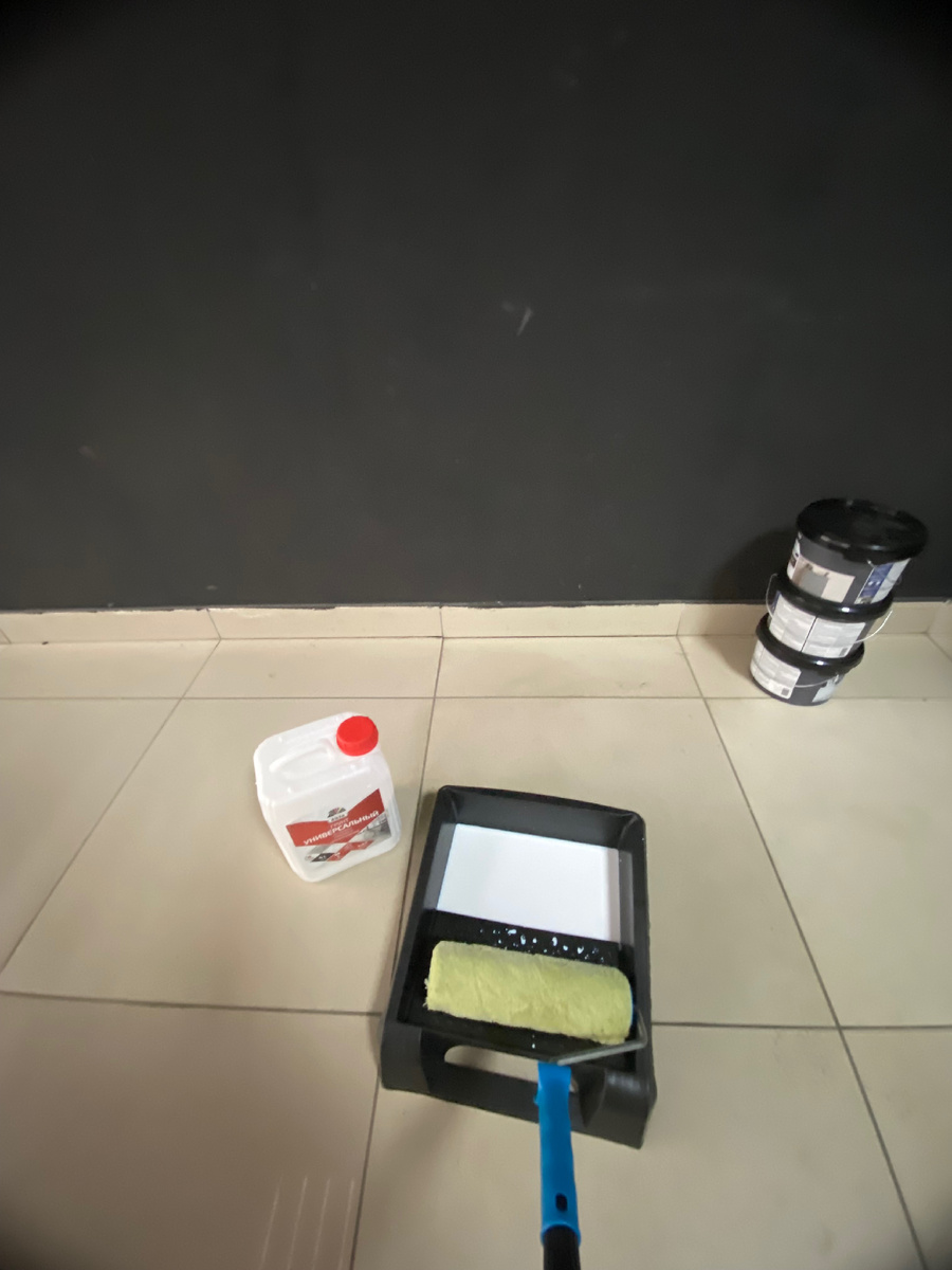 «Перед началом работ поверхность следует загрунтовать» - из практического пособия начинающего маляра.  Фото из личного архива автора.  © 2025 год