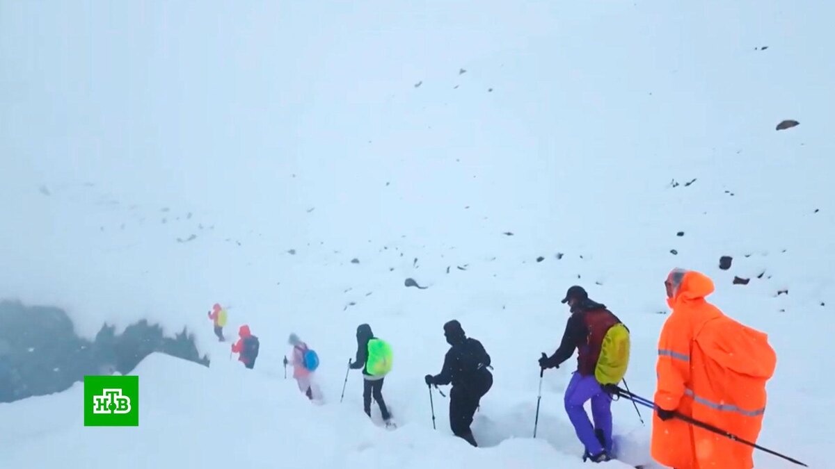    Спасатели не могут добраться к застрявшим на Эвересте туристам по ледяным тропам