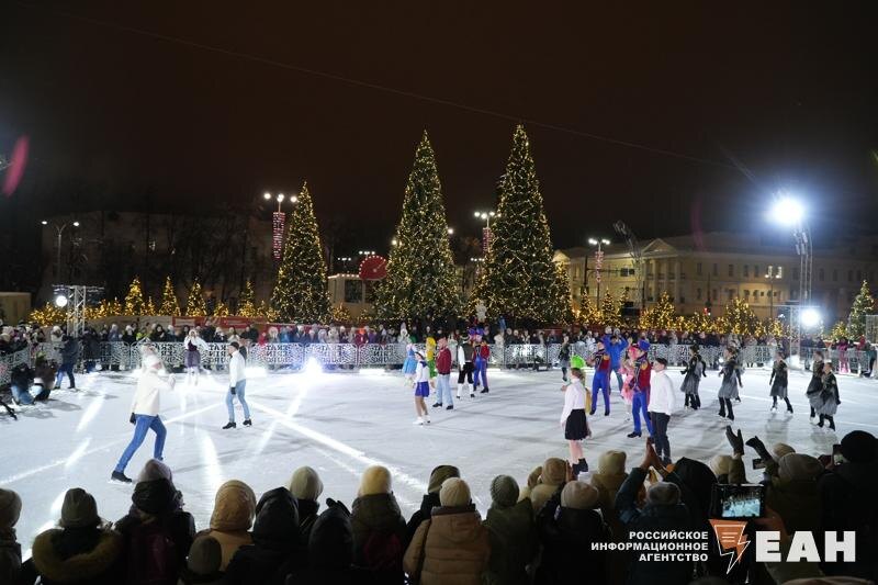    ЕАН. Каток на площади