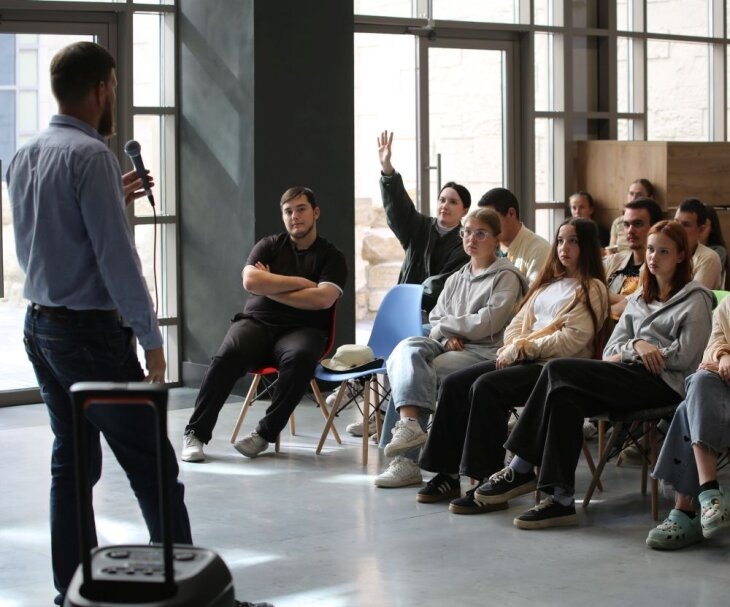     Лекция для участников гуманитарно-трудовой миссии "Ливадия". Источник: chersonesos-sev.ru.