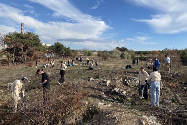 Студенты на территории усадьбы № 284. Источник: chersonesos-sev.ru.