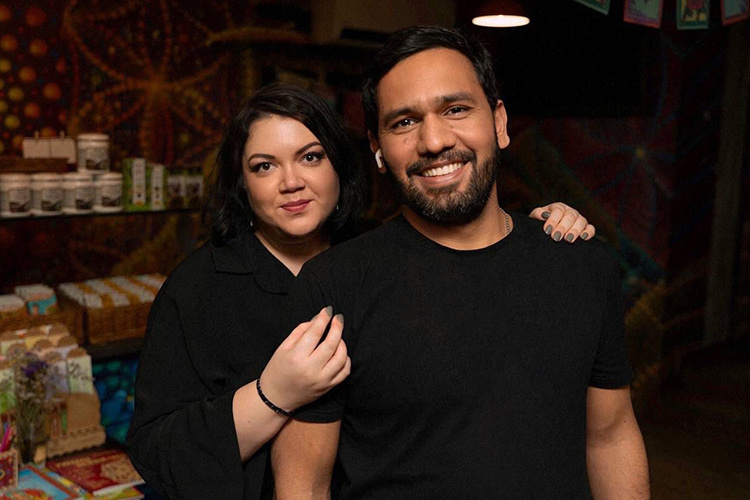    В 2017-м Раджпал и Галия Сингх открыли в самом центре Казани, на улице Карла Маркса, кафе под названием Ostro. В 2024-м во время саммита БРИКС именно их попросили приготовить 500 наборов еды для встречи премьер-министра Индии Нарендры Моди с индийскими студентами в «Корстоне».   Фото предоставлено Галией Сингх