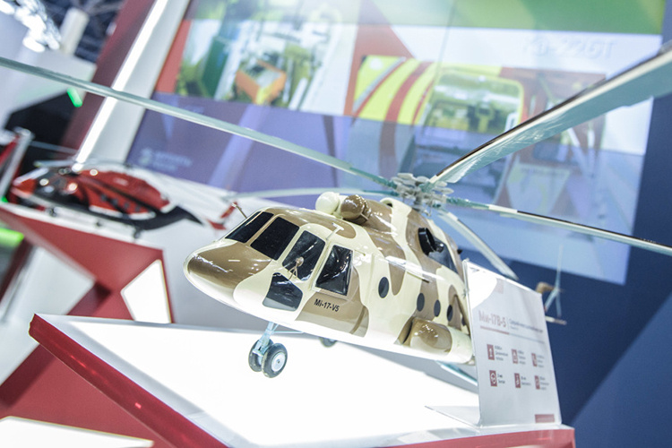    В 2008–2016 годах КВЗ передал индийцам 151 военно-транспортный Ми-17 В-5. В 2015-м в разных источниках появилась информация о том, что ВВС Индии могут закупить еще 48 вертолетов Ми-17 В-5.   
Фото: «БИЗНЕС Online»