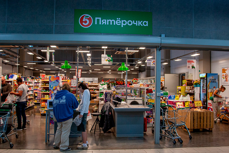    Использование технологий в сфере ритейла — клиентская реальность: собрать «пирог стены», наклеить обои в помещении или примерить платье уже давно можно виртуально. Крупные игроки отрасли продолжают работу над тем, чтобы клиентские сервисы, которые позволяют решать задачи с минимальными телодвижениями, становились все интереснее.   
Фото: «БИЗНЕС Online»