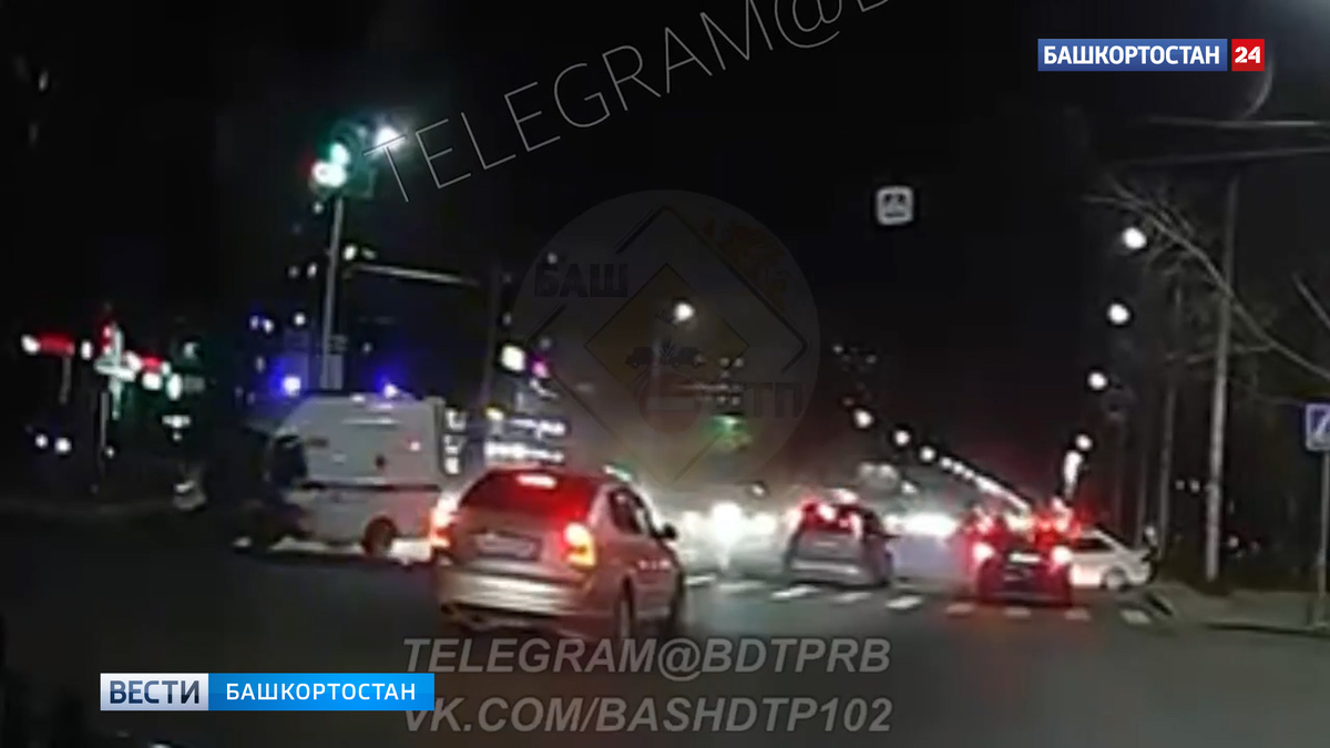    Появилось видео момента аварии с участием «скорой» и двух легковушек в уфимском Сипайлово