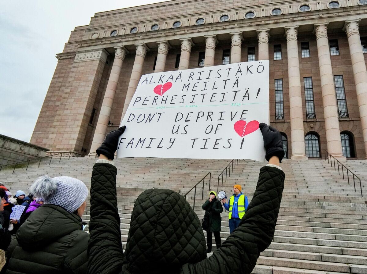    Протест против закрытия пунктов пропуска на границе с Россией в Хельсинки, Финляндия© AP Photo / Sergei Grits