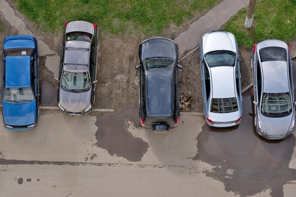 Парковка на газоне без травы: почему штрафуют даже за стоянку на «лысом» газоне, и что делать 