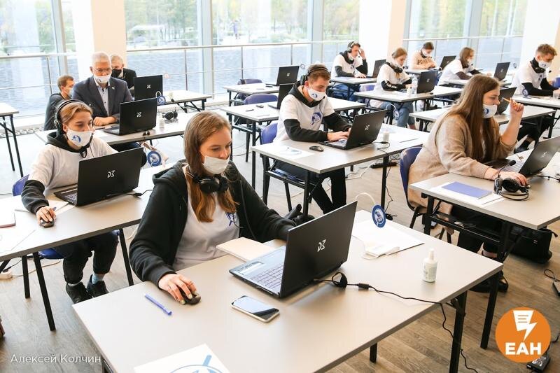    Студенты за ноутбуками