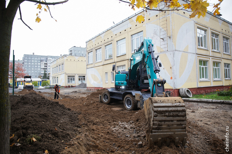    Здесь будет футбольное поле с искусственным газоном, площадки для волейбола и баскетбола