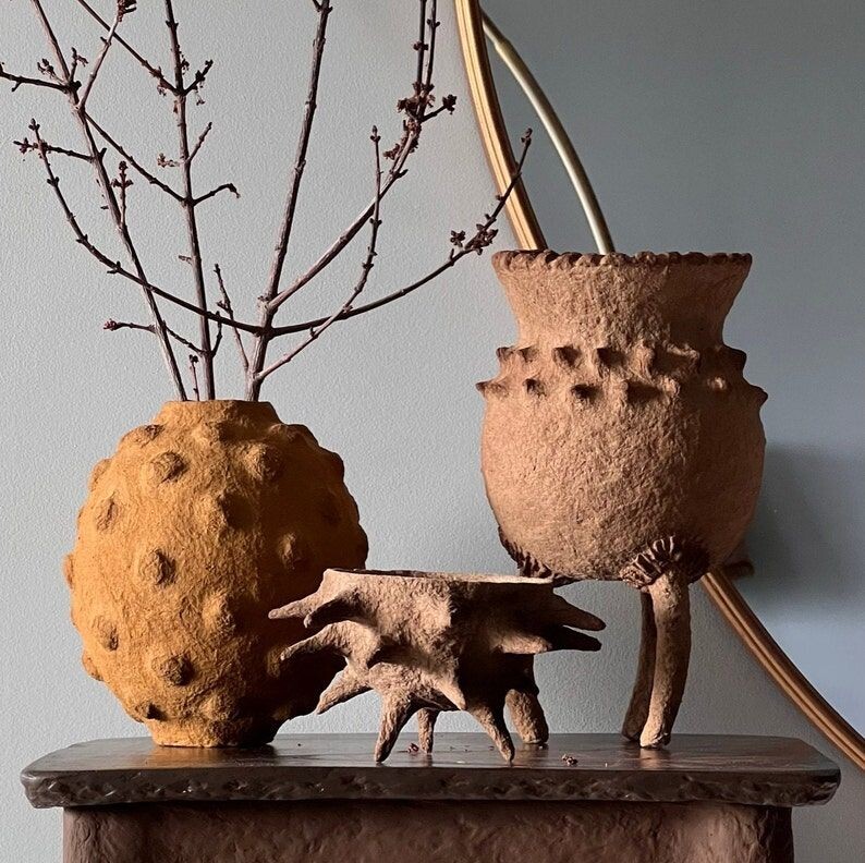 Можно использовать для сухоцветов, но если основа - стеклянная или пластиковая, то и воду налить можно