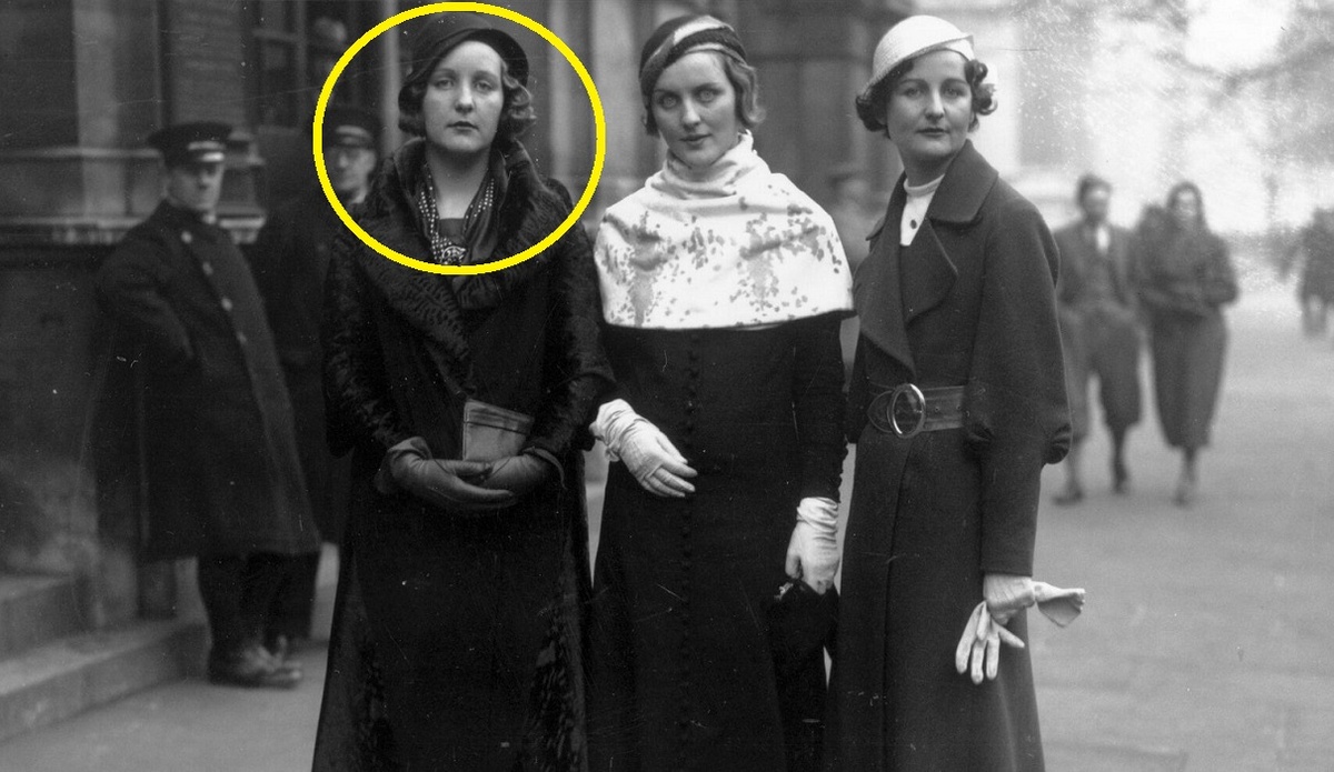 Юнити Митфорд (слева) с сесрами