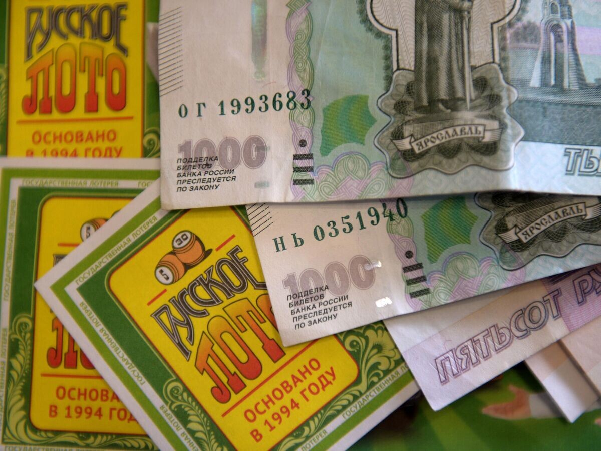    В пункте продажи лотерейных билетов© РИА Новости / Максим Богодвид