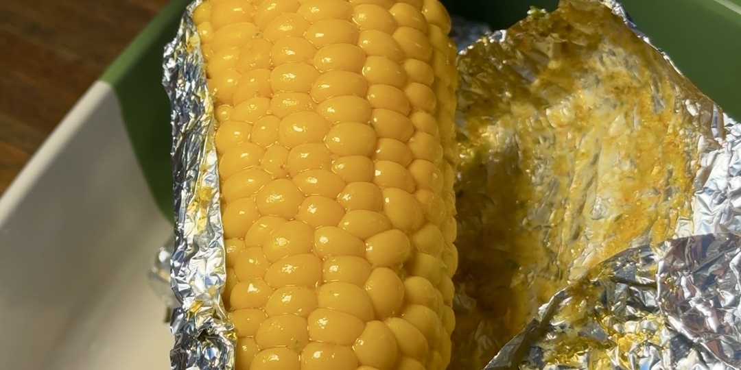 Кукуруза в духовке с маслом и ароматом чеснока