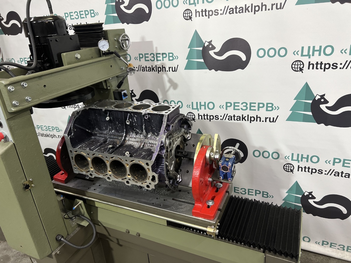 Поворотный стол позволяет поворачивать деталь в пределах 45 градусов.