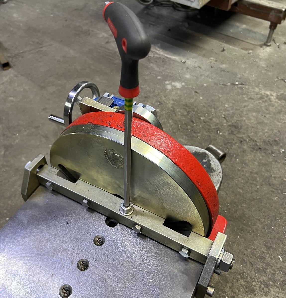 Шестигранником меняется уклон стола.