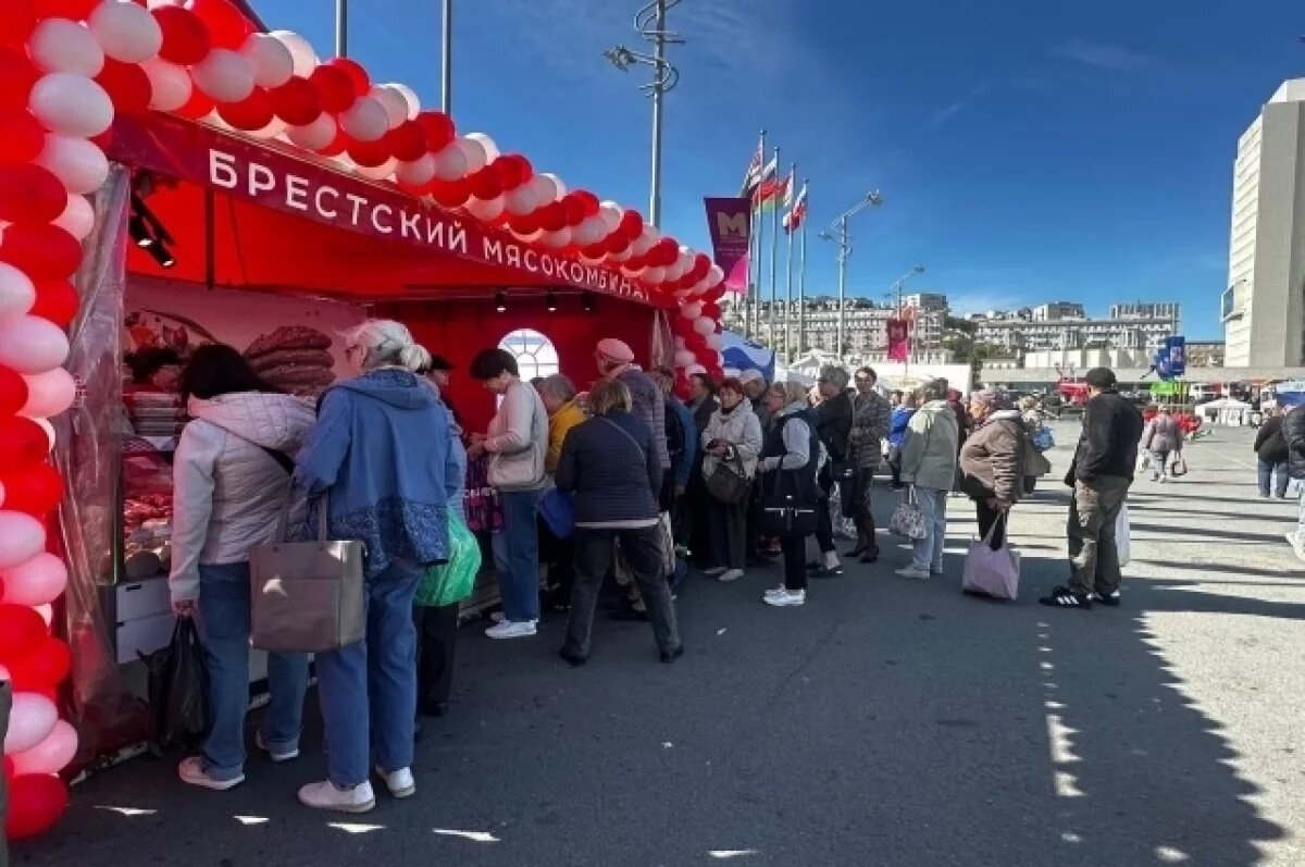    Губернатор Олег Кожемяко посетил выставку-ярмарку товаров из Беларуси