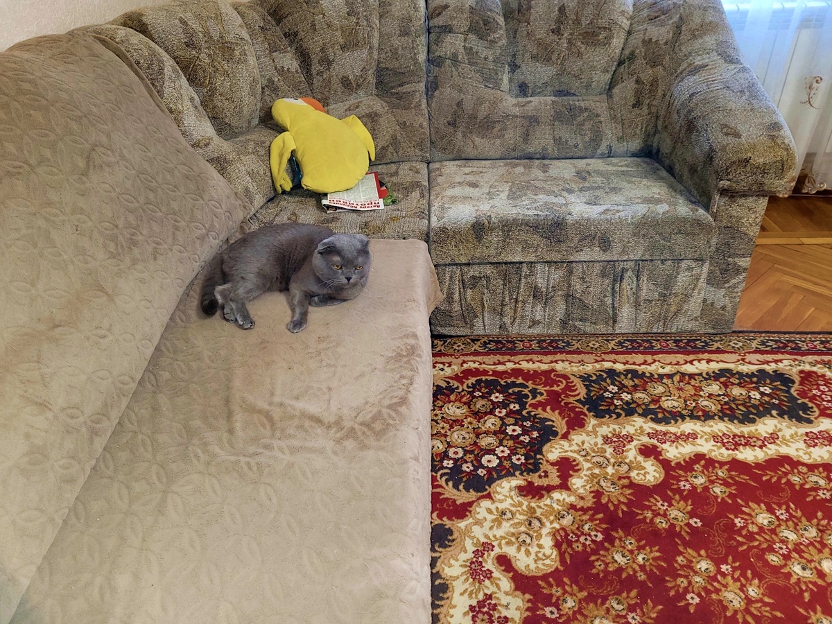 Справа ящик для постельного белья