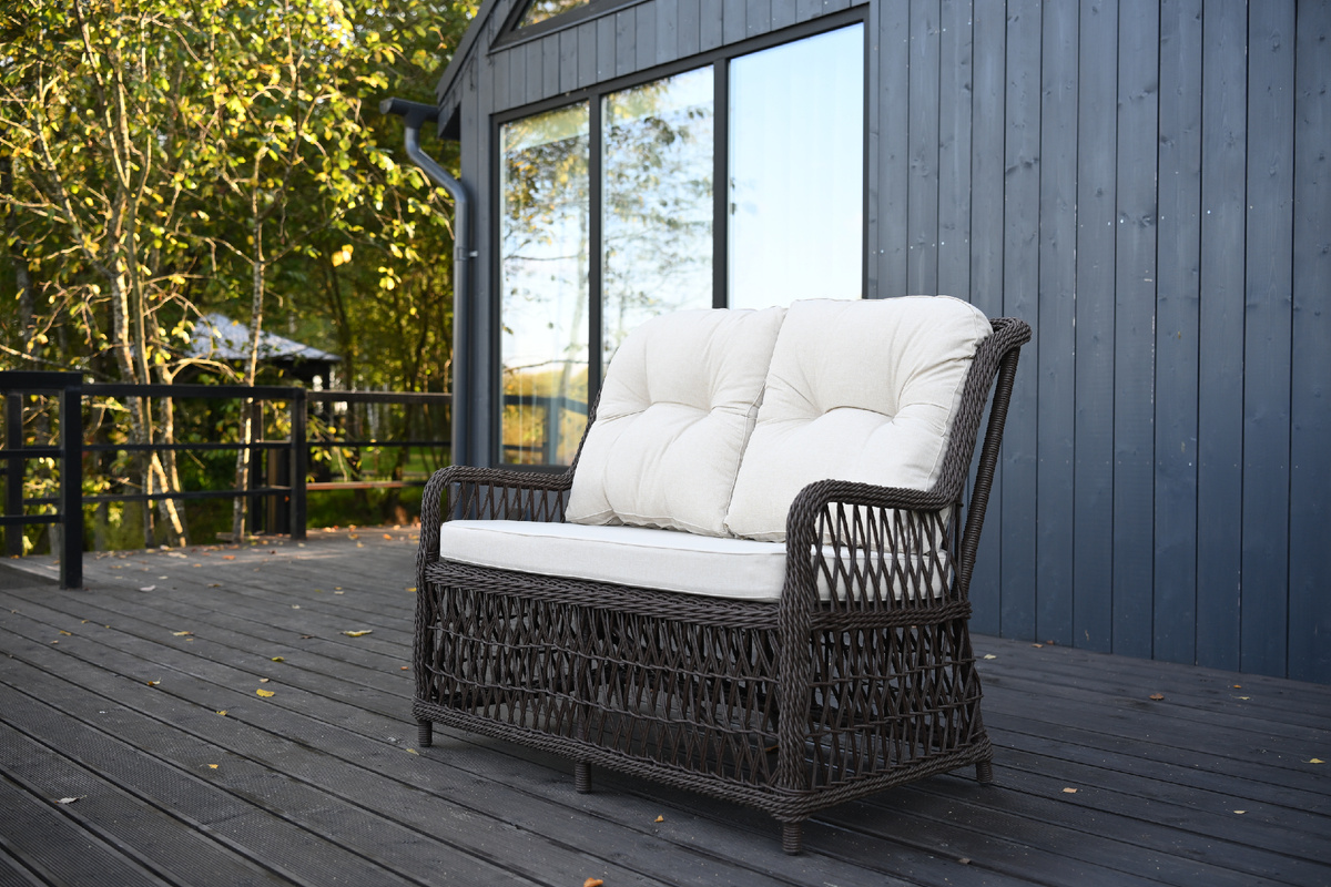 Диван из искусственного ротанга.