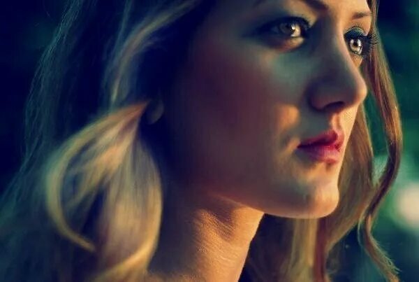 Непонимающим взглядом Бейхан обвела комнату - где это она? 