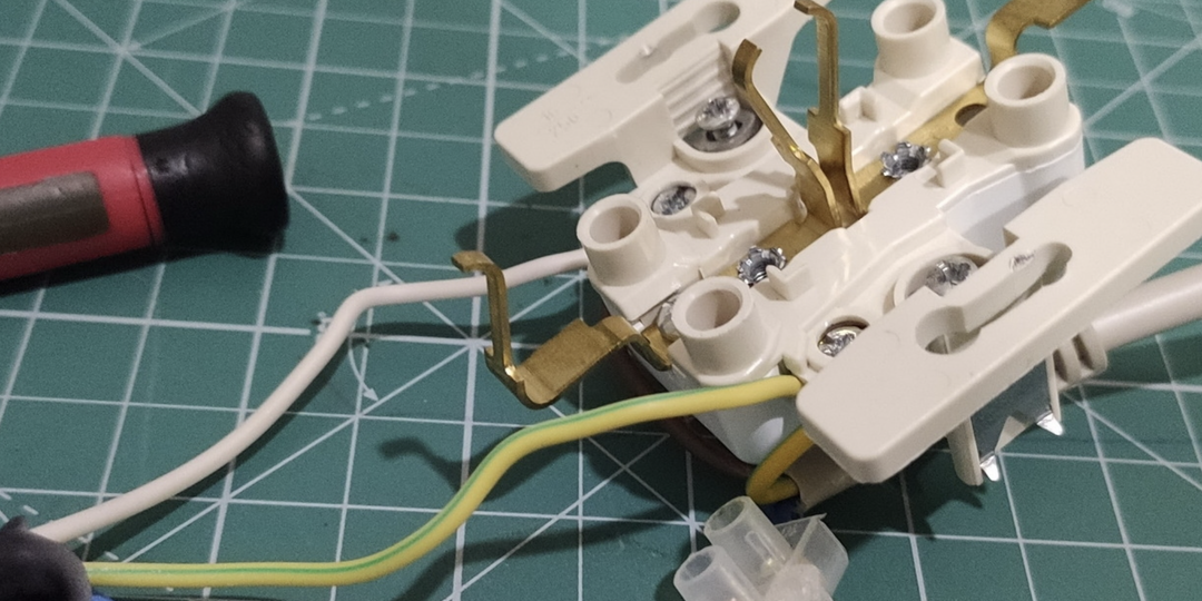 Какой провод должен размыкать выключатель - фазный или нулевой? Ошибка, которая может стоить жизни