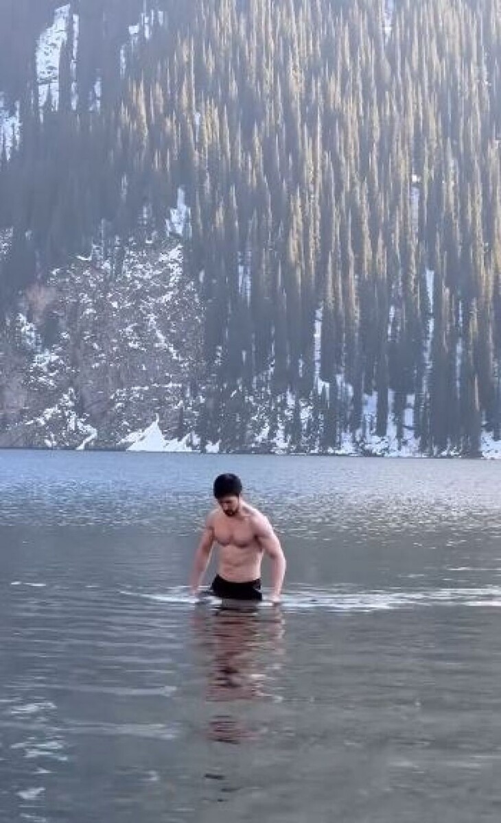    Павел Дуров искупался в заповедном озере в Казахстане. Источник: @durov*