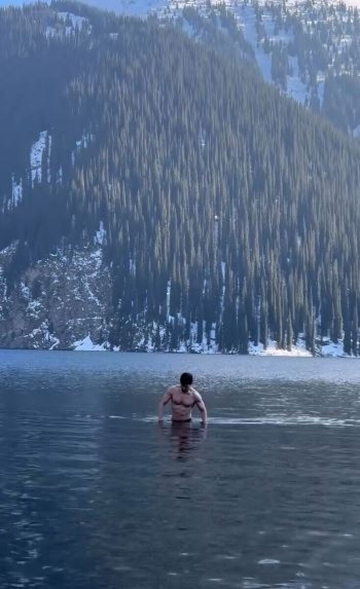    Павел Дуров искупался в заповедном озере в Казахстане. Источник: @durov*