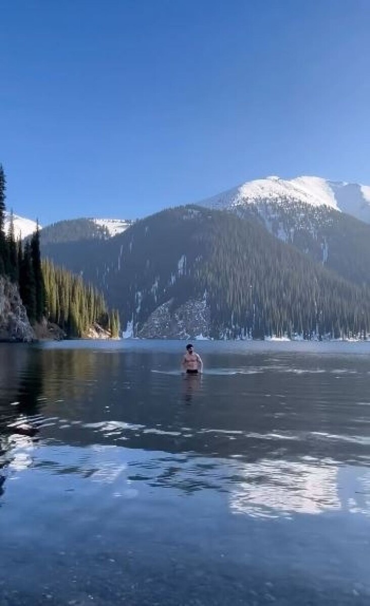    Павел Дуров искупался в заповедном озере в Казахстане. Источник: @durov*