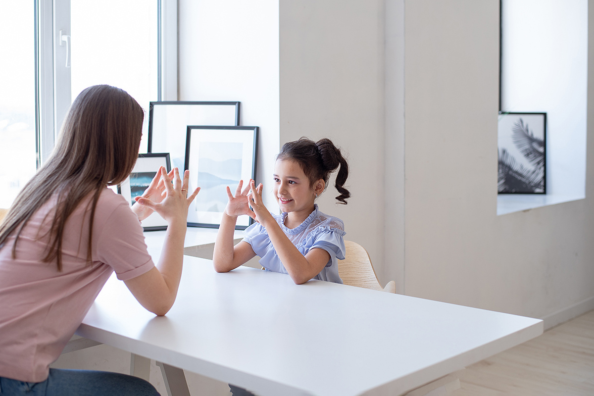 Anna Kadulina / Shuttherstock / FOTODOM📷Пальчиковой гимнастикой с детьми занимаются родители, воспитатели, психологи и логопеды