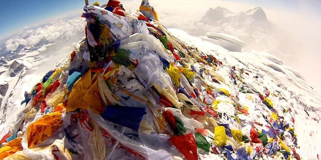 140 тонн мусора, больше 300 жертв, люди умирают стоя! На Эвересте уже нечего смотреть, не понимаю зачем до сих пор лезут туда.