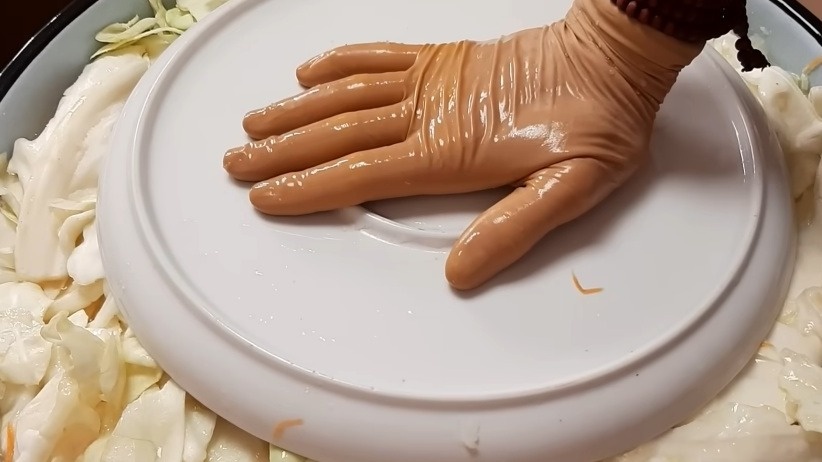 Перестал накалывать квашеную капусту после изучения заводских ГОСТов. Молочные бактерии работают иначе