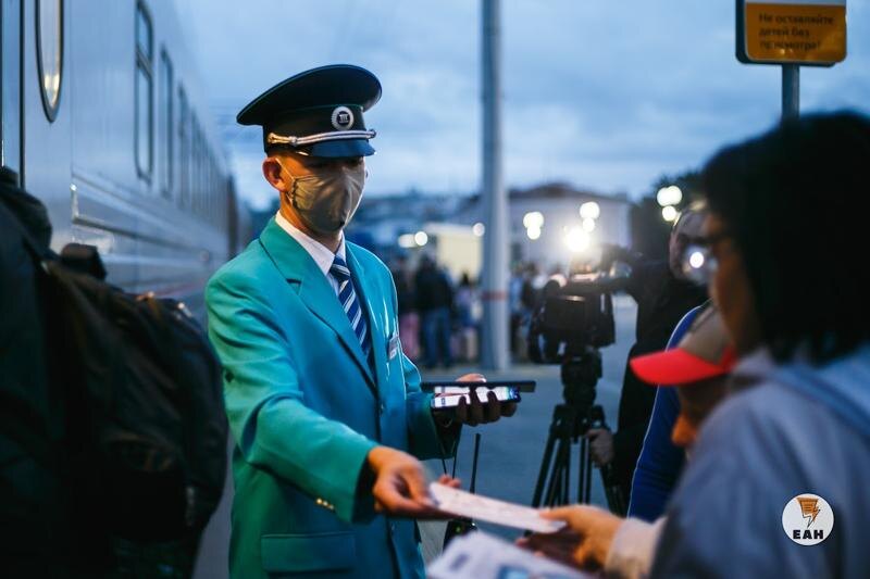    Проводник поезда проверяет билеты