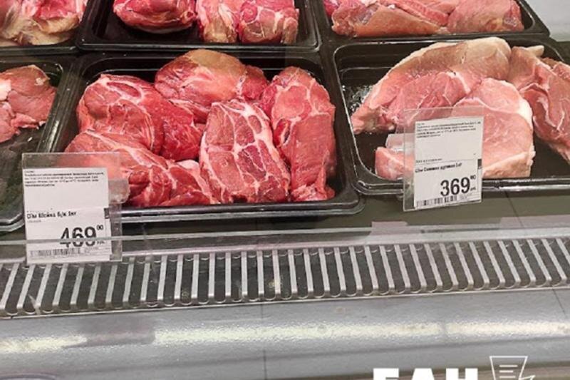    Витрина со свининой