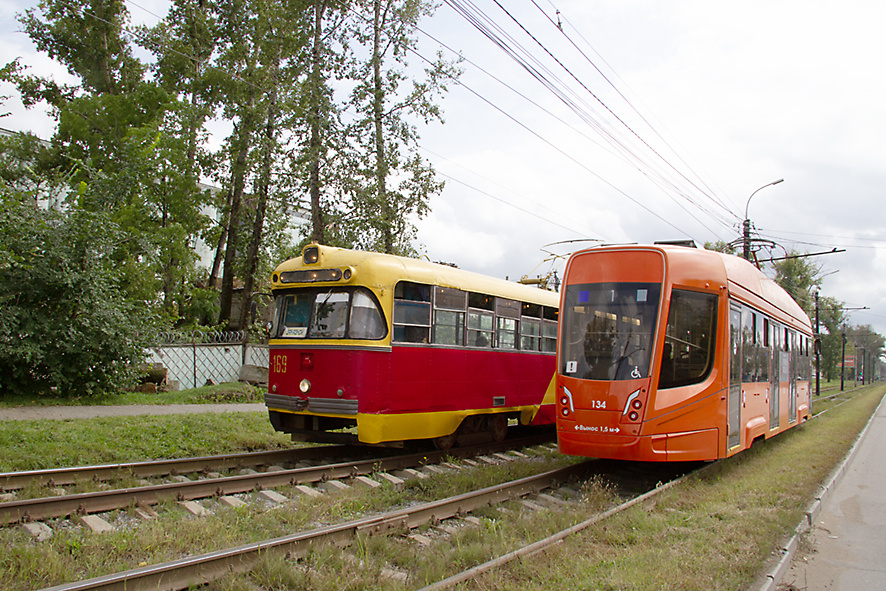 Хабаровск, пожалуй, единственный город в России, где на линии работают самые современные вагоны и «старички», выпущенные на Рижском вагоностроительном заводе в начале 1980-х годов.
Фото А. Мясникова
