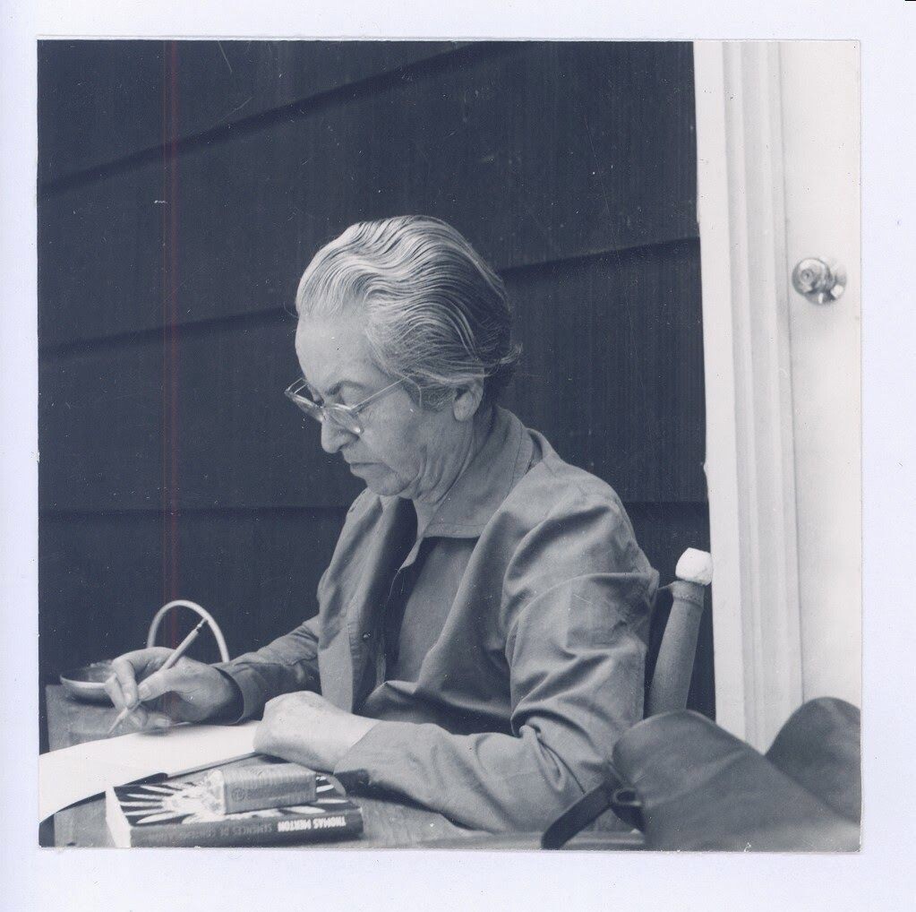 Поэтесса Габриэла Мистраль за работой. Источник: https://t.me/md_femalewriters/1476