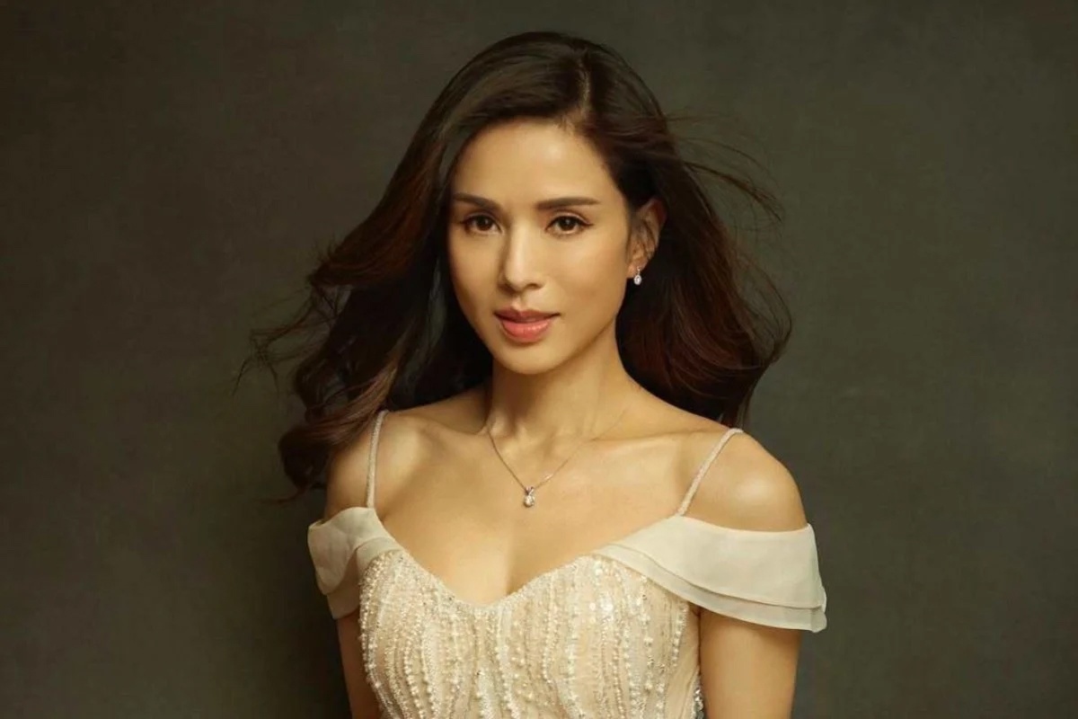 На фото 2025 года актриса Карман Ли. Она родилась в 1966 году.