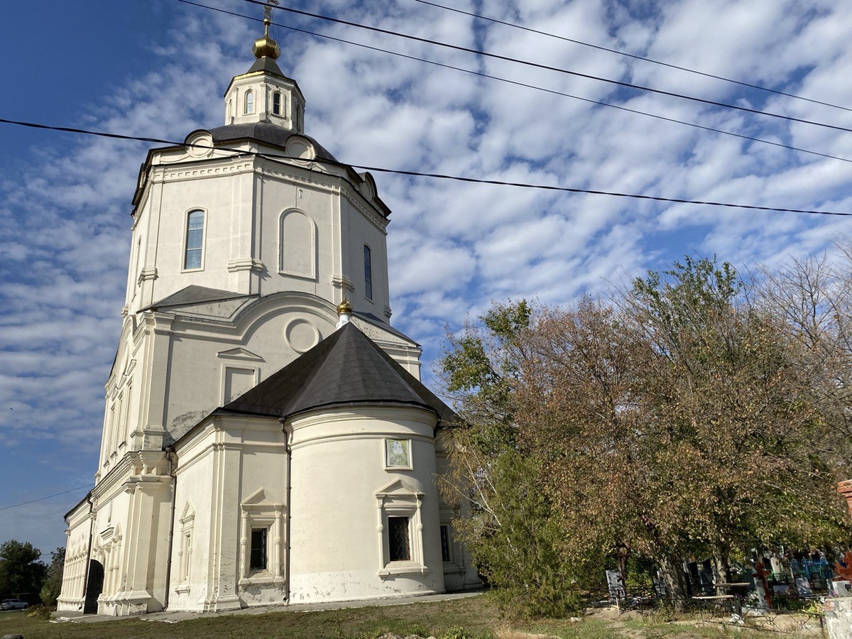 На фото(справа) - Ратненский некрополь Преображенской церкви станицы Старочеркасской. Фото автора