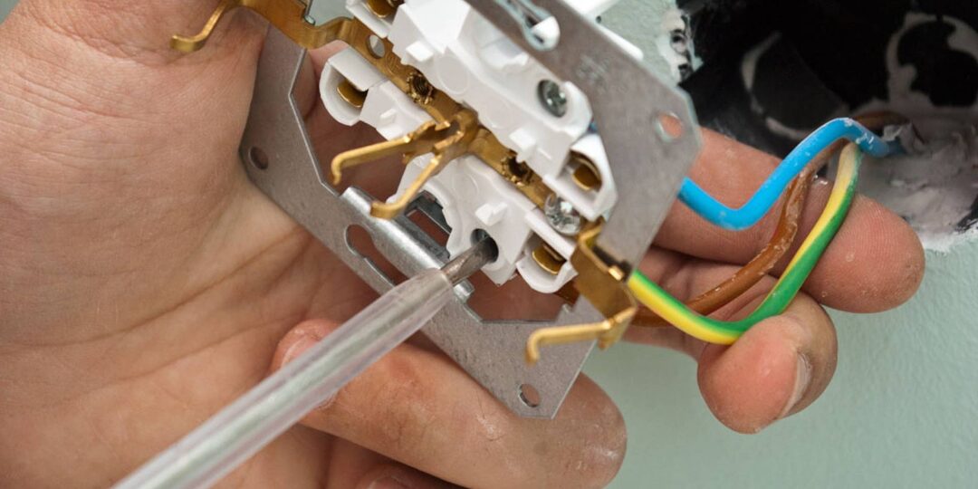 Как не перепутать фазу и ноль при установке розетки: негласное правило электриков