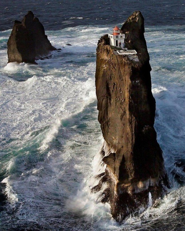Маяк находится на отвесной скале, свыше 100 метров над уровнем моря