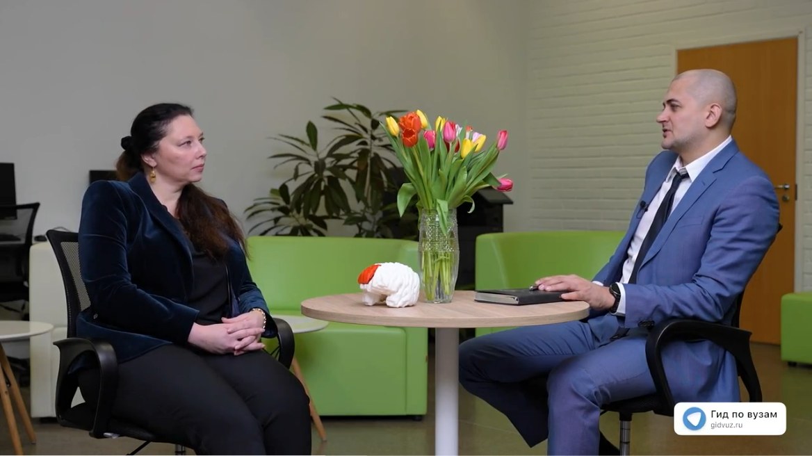 Интервью в НМИЦ им. В.А. Алмазова: слева - Поспелова Мария Львовна, председатель приемной комиссии, доцент кафедры неврологии с клиникой, д.м.н., профессор; справа - главный редактор СМИ «Гид по вузам», к.п.н., Роман Гетц.