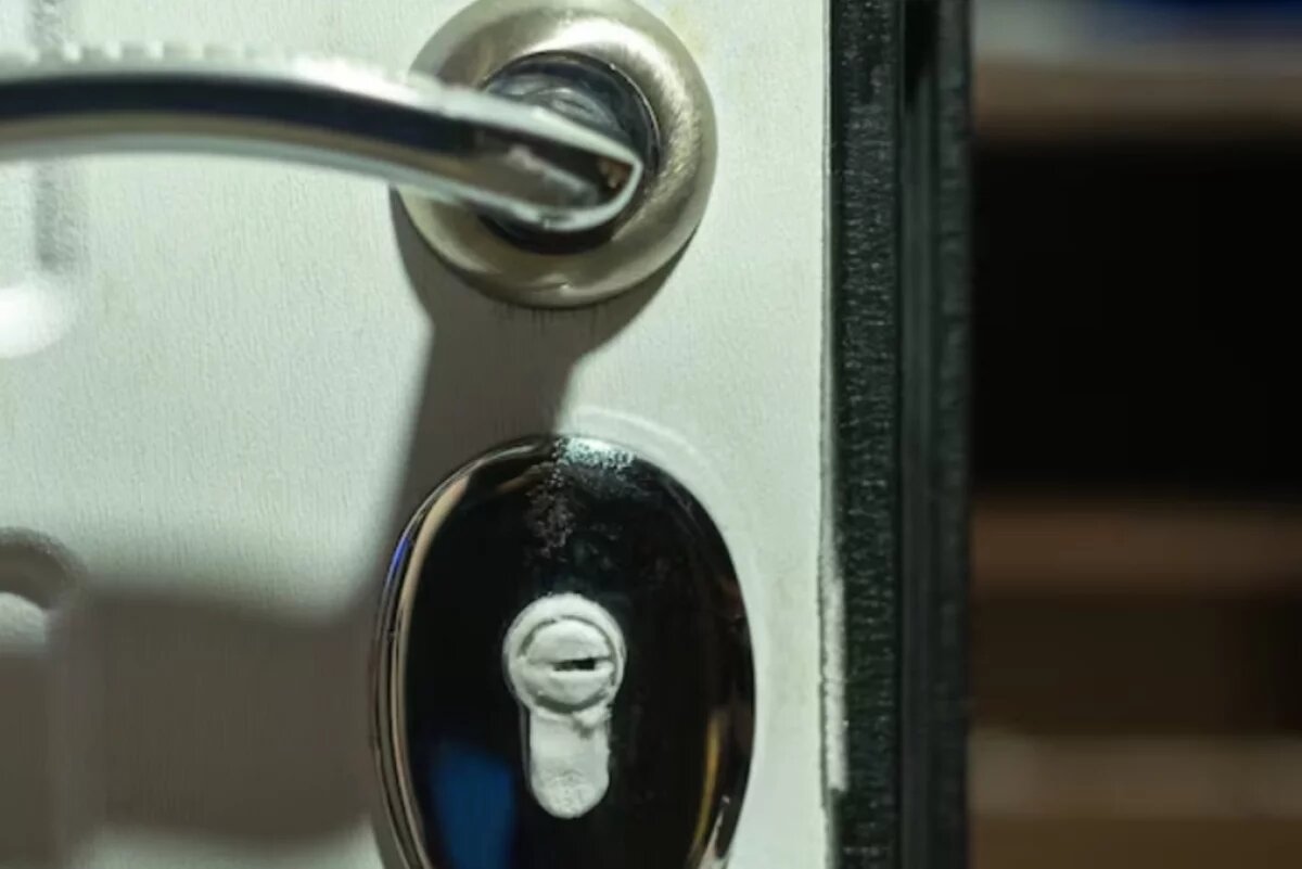    В Биробиджане спасатели помогли матери и ребёнку, который запер сам себя