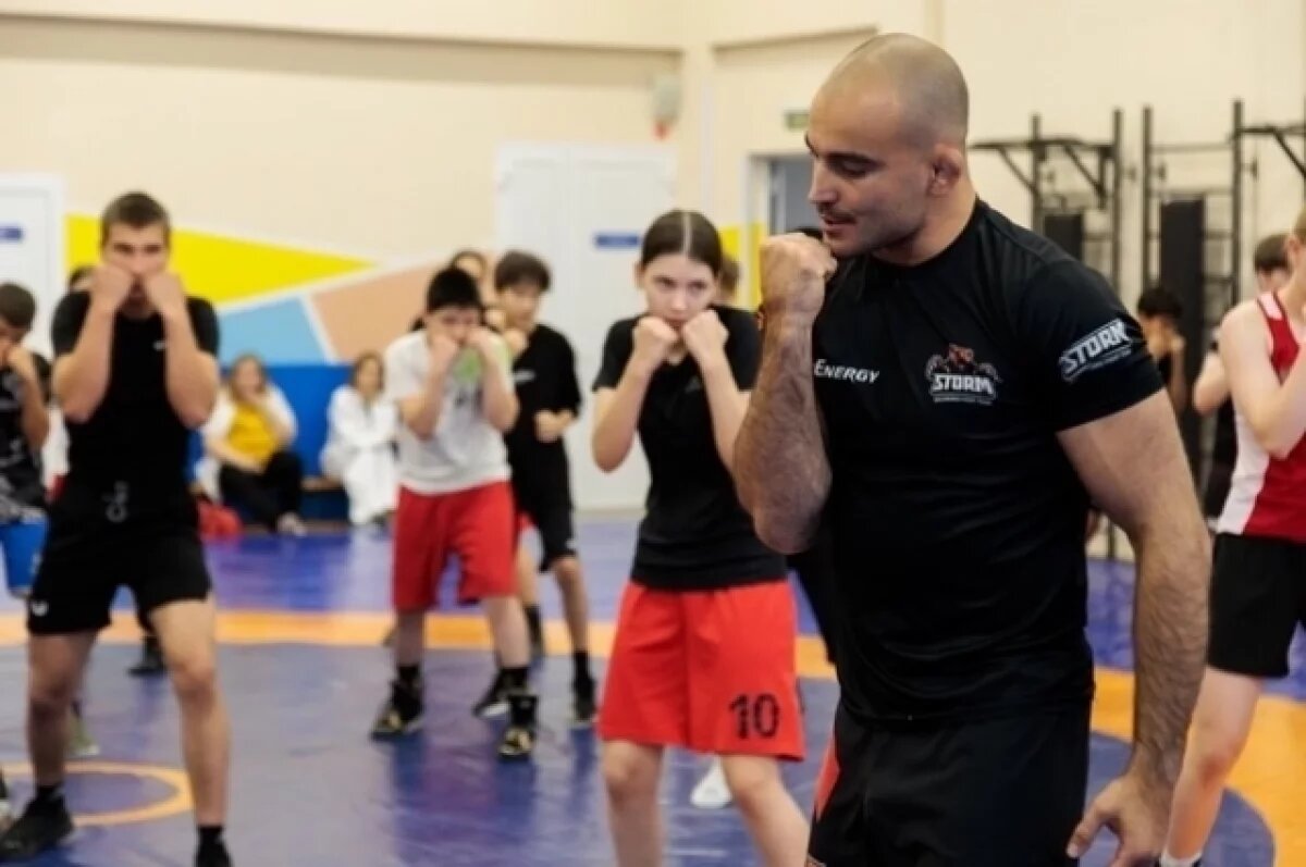    Титулованные бойцы ММА поделились мастерством с ямальскими спортсменами