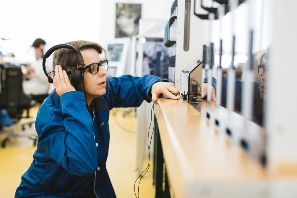Яна Виндерен записывает звуки в долине Жу в Швейцарии