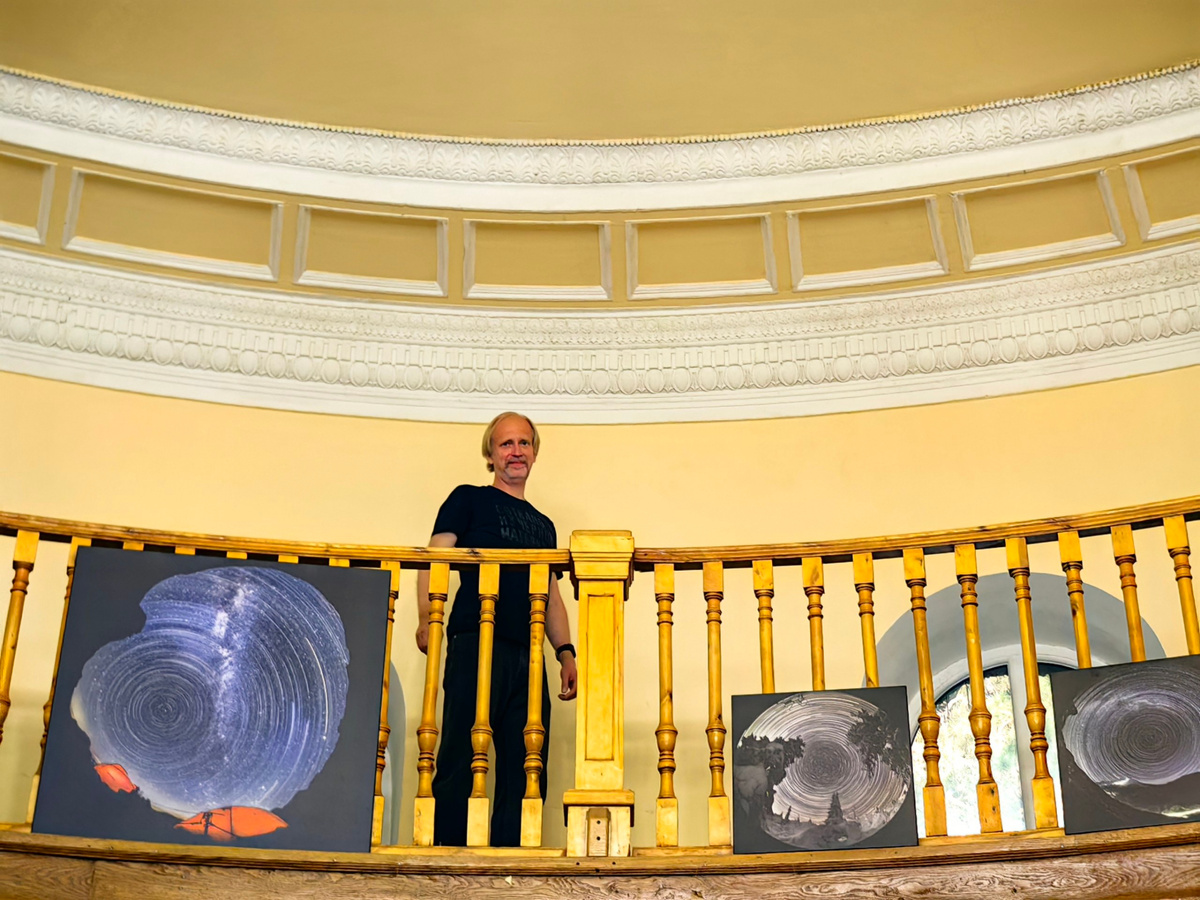 Астрохудожник Роман Жучков на своей выставке // Фото: Ирина Андреева