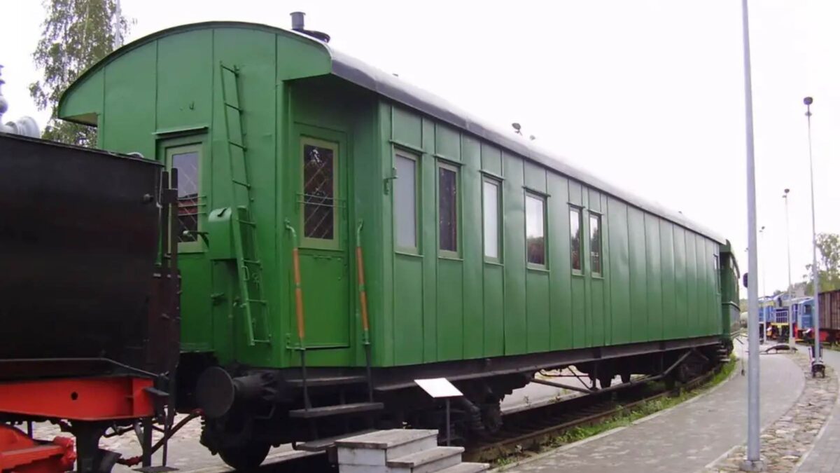 Специальный жд вагон для перевозки з/к старый