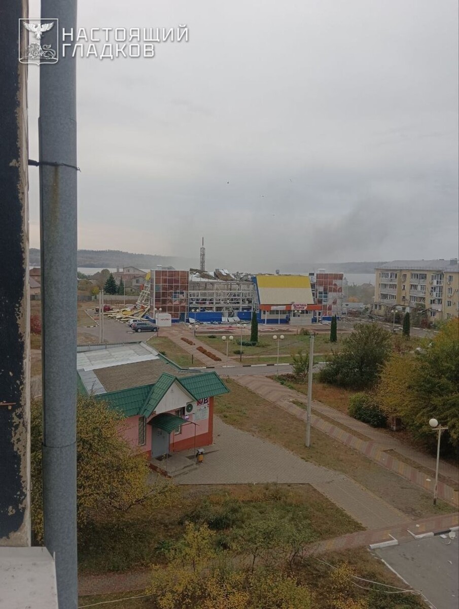    Последствия ракетного обстрела поселка в Белгородской области. Источник: t.me/vvgladkov