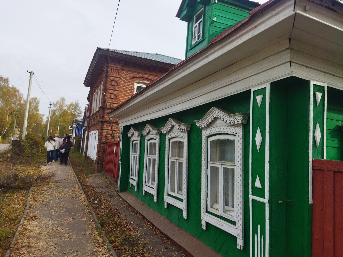 Вот такие дома встречают нас сразу от автостоянки