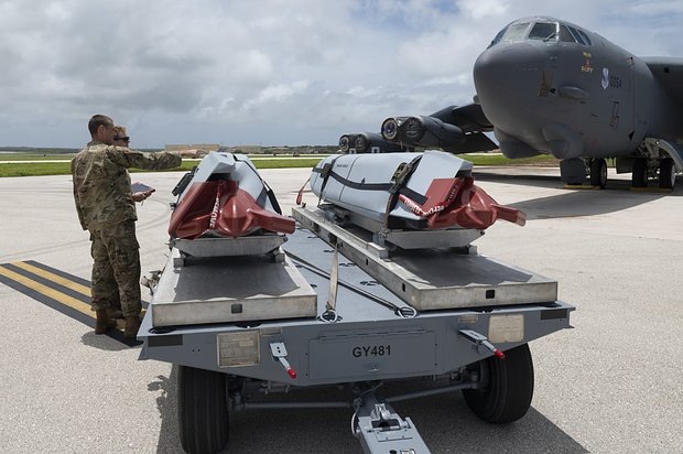    Американские военные проводят визуальный осмотр ракет JASSM на авиабазе Андерсен, Гуам. Фото: U.S. Air Force / Airman 1st Class Spencer Perkins