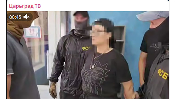    Женщина, работавшая поваром в обычном кафе Севастополя, оказалась украинской шпионкой. Скриншот видео: ТГ-канал Царьград