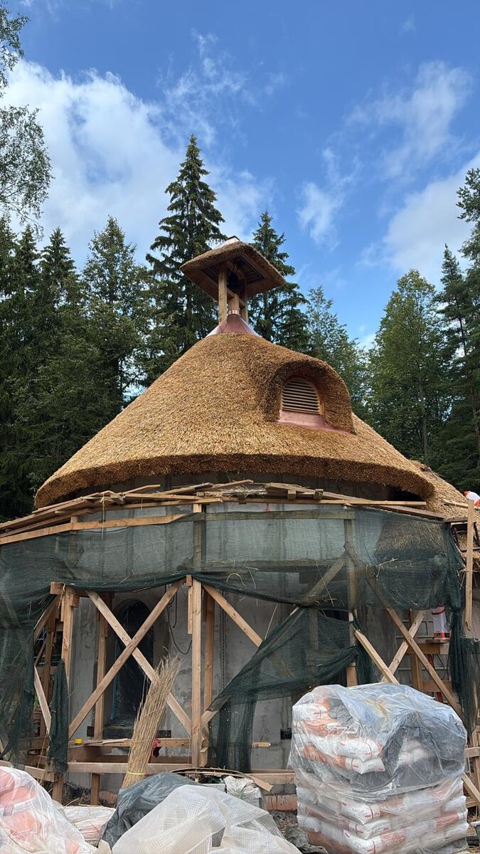  монтаж крыши из камыша WOODHEAD